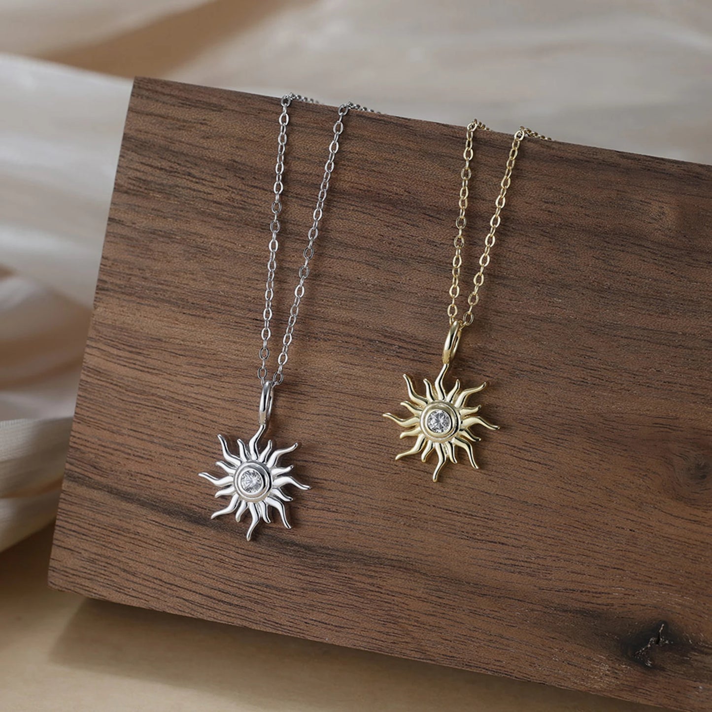 Décor Bezel Setting Necklace