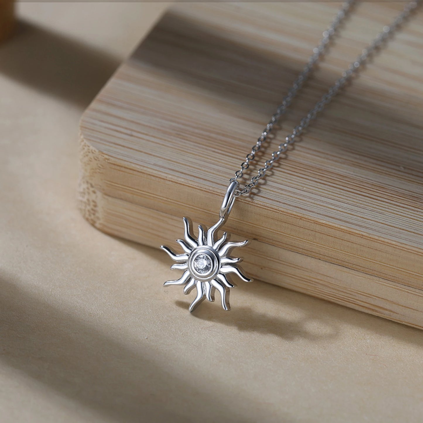 Décor Bezel Setting Necklace